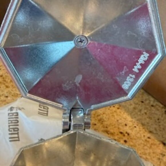 Bialetti Moka Express Espresso Maker - Silver (6 cups) - Picture 6 of 8